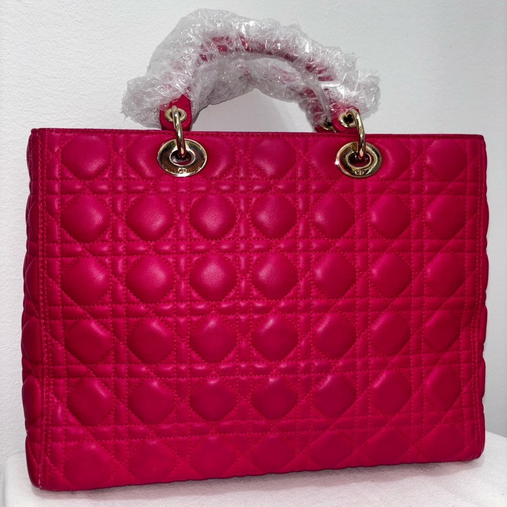 Barbie pink lady Christian Dior large cannage lambskin bag with feet on bottom - Picture 3 of 6